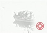 Standbild koreanischen Fluechtlinge Verschiffung über den Fluss Pjöngjang Nordkorea, 1950, aus Sekunde 24 historischem Filmmaterial Videoclip 65675032638