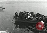 Standbild koreanischen Fluechtlinge Verschiffung über den Fluss Pjöngjang Nordkorea, 1950, aus Sekunde 25 historischem Filmmaterial Videoclip 65675032638