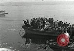 Standbild koreanischen Fluechtlinge Verschiffung über den Fluss Pjöngjang Nordkorea, 1950, aus Sekunde 26 historischem Filmmaterial Videoclip 65675032638