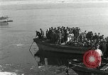 Standbild koreanischen Fluechtlinge Verschiffung über den Fluss Pjöngjang Nordkorea, 1950, aus Sekunde 27 historischem Filmmaterial Videoclip 65675032638