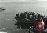 Standbild koreanischen Fluechtlinge Verschiffung über den Fluss Pjöngjang Nordkorea, 1950, aus Sekunde 28 historischem Filmmaterial Videoclip 65675032638