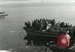 Standbild koreanischen Fluechtlinge Verschiffung über den Fluss Pjöngjang Nordkorea, 1950, aus Sekunde 29 historischem Filmmaterial Videoclip 65675032638