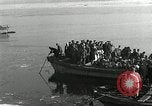Standbild koreanischen Fluechtlinge Verschiffung über den Fluss Pjöngjang Nordkorea, 1950, aus Sekunde 30 historischem Filmmaterial Videoclip 65675032638