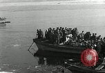Standbild koreanischen Fluechtlinge Verschiffung über den Fluss Pjöngjang Nordkorea, 1950, aus Sekunde 31 historischem Filmmaterial Videoclip 65675032638