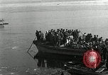Standbild koreanischen Fluechtlinge Verschiffung über den Fluss Pjöngjang Nordkorea, 1950, aus Sekunde 33 historischem Filmmaterial Videoclip 65675032638