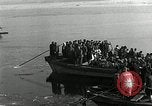 Standbild koreanischen Fluechtlinge Verschiffung über den Fluss Pjöngjang Nordkorea, 1950, aus Sekunde 35 historischem Filmmaterial Videoclip 65675032638