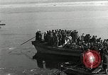 Standbild koreanischen Fluechtlinge Verschiffung über den Fluss Pjöngjang Nordkorea, 1950, aus Sekunde 36 historischem Filmmaterial Videoclip 65675032638