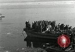 Standbild koreanischen Fluechtlinge Verschiffung über den Fluss Pjöngjang Nordkorea, 1950, aus Sekunde 37 historischem Filmmaterial Videoclip 65675032638