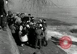 Standbild koreanischen Fluechtlinge Verschiffung über den Fluss Pjöngjang Nordkorea, 1950, aus Sekunde 38 historischem Filmmaterial Videoclip 65675032638