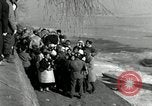 Standbild koreanischen Fluechtlinge Verschiffung über den Fluss Pjöngjang Nordkorea, 1950, aus Sekunde 39 historischem Filmmaterial Videoclip 65675032638