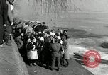 Standbild koreanischen Fluechtlinge Verschiffung über den Fluss Pjöngjang Nordkorea, 1950, aus Sekunde 40 historischem Filmmaterial Videoclip 65675032638