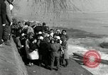 Standbild koreanischen Fluechtlinge Verschiffung über den Fluss Pjöngjang Nordkorea, 1950, aus Sekunde 41 historischem Filmmaterial Videoclip 65675032638