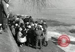 Standbild koreanischen Fluechtlinge Verschiffung über den Fluss Pjöngjang Nordkorea, 1950, aus Sekunde 42 historischem Filmmaterial Videoclip 65675032638