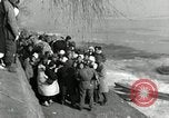 Standbild koreanischen Fluechtlinge Verschiffung über den Fluss Pjöngjang Nordkorea, 1950, aus Sekunde 43 historischem Filmmaterial Videoclip 65675032638