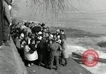 Standbild koreanischen Fluechtlinge Verschiffung über den Fluss Pjöngjang Nordkorea, 1950, aus Sekunde 44 historischem Filmmaterial Videoclip 65675032638