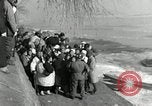 Standbild koreanischen Fluechtlinge Verschiffung über den Fluss Pjöngjang Nordkorea, 1950, aus Sekunde 45 historischem Filmmaterial Videoclip 65675032638