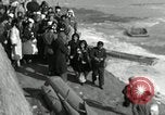 Standbild koreanischen Fluechtlinge Verschiffung über den Fluss Pjöngjang Nordkorea, 1950, aus Sekunde 46 historischem Filmmaterial Videoclip 65675032638