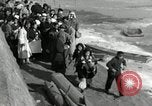 Standbild koreanischen Fluechtlinge Verschiffung über den Fluss Pjöngjang Nordkorea, 1950, aus Sekunde 47 historischem Filmmaterial Videoclip 65675032638
