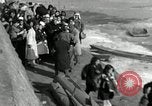 Standbild koreanischen Fluechtlinge Verschiffung über den Fluss Pjöngjang Nordkorea, 1950, aus Sekunde 48 historischem Filmmaterial Videoclip 65675032638