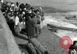 Standbild koreanischen Fluechtlinge Verschiffung über den Fluss Pjöngjang Nordkorea, 1950, aus Sekunde 49 historischem Filmmaterial Videoclip 65675032638
