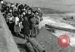 Standbild koreanischen Fluechtlinge Verschiffung über den Fluss Pjöngjang Nordkorea, 1950, aus Sekunde 50 historischem Filmmaterial Videoclip 65675032638