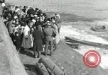 Standbild koreanischen Fluechtlinge Verschiffung über den Fluss Pjöngjang Nordkorea, 1950, aus Sekunde 51 historischem Filmmaterial Videoclip 65675032638