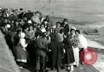 Standbild koreanischen Fluechtlinge Verschiffung über den Fluss Pjöngjang Nordkorea, 1950, aus Sekunde 52 historischem Filmmaterial Videoclip 65675032638