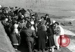 Standbild koreanischen Fluechtlinge Verschiffung über den Fluss Pjöngjang Nordkorea, 1950, aus Sekunde 53 historischem Filmmaterial Videoclip 65675032638