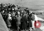Standbild koreanischen Fluechtlinge Verschiffung über den Fluss Pjöngjang Nordkorea, 1950, aus Sekunde 54 historischem Filmmaterial Videoclip 65675032638