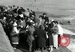 Standbild koreanischen Fluechtlinge Verschiffung über den Fluss Pjöngjang Nordkorea, 1950, aus Sekunde 55 historischem Filmmaterial Videoclip 65675032638