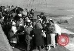 Standbild koreanischen Fluechtlinge Verschiffung über den Fluss Pjöngjang Nordkorea, 1950, aus Sekunde 56 historischem Filmmaterial Videoclip 65675032638