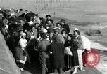 Standbild koreanischen Fluechtlinge Verschiffung über den Fluss Pjöngjang Nordkorea, 1950, aus Sekunde 57 historischem Filmmaterial Videoclip 65675032638