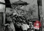 Standbild koreanischen Fluechtlinge Verschiffung über den Fluss Pjöngjang Nordkorea, 1950, aus Sekunde 59 historischem Filmmaterial Videoclip 65675032638