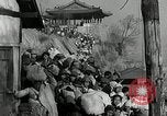 Standbild koreanischen Fluechtlinge Verschiffung über den Fluss Pjöngjang Nordkorea, 1950, aus Sekunde 60 historischem Filmmaterial Videoclip 65675032638