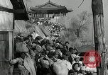Standbild koreanischen Fluechtlinge Verschiffung über den Fluss Pjöngjang Nordkorea, 1950, aus Sekunde 62 historischem Filmmaterial Videoclip 65675032638