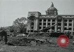 Image obusiers de 155 mm à côté du Capitol Building Séoul Corée du Sud, 1951, de la seconde 22 séquences d'archives historiques vidéo 65675032641