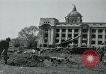 Image obusiers de 155 mm à côté du Capitol Building Séoul Corée du Sud, 1951, de la seconde 23 séquences d'archives historiques vidéo 65675032641