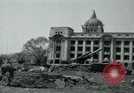 Image obusiers de 155 mm à côté du Capitol Building Séoul Corée du Sud, 1951, de la seconde 28 séquences d'archives historiques vidéo 65675032641