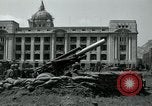 Image obusiers de 155 mm à côté du Capitol Building Séoul Corée du Sud, 1951, de la seconde 30 séquences d'archives historiques vidéo 65675032641