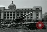 Image obusiers de 155 mm à côté du Capitol Building Séoul Corée du Sud, 1951, de la seconde 32 séquences d'archives historiques vidéo 65675032641
