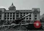 Image obusiers de 155 mm à côté du Capitol Building Séoul Corée du Sud, 1951, de la seconde 33 séquences d'archives historiques vidéo 65675032641