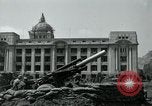Image obusiers de 155 mm à côté du Capitol Building Séoul Corée du Sud, 1951, de la seconde 36 séquences d'archives historiques vidéo 65675032641