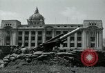 Image obusiers de 155 mm à côté du Capitol Building Séoul Corée du Sud, 1951, de la seconde 37 séquences d'archives historiques vidéo 65675032641