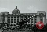 Image obusiers de 155 mm à côté du Capitol Building Séoul Corée du Sud, 1951, de la seconde 40 séquences d'archives historiques vidéo 65675032641