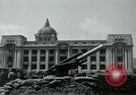 Image obusiers de 155 mm à côté du Capitol Building Séoul Corée du Sud, 1951, de la seconde 41 séquences d'archives historiques vidéo 65675032641