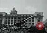 Image obusiers de 155 mm à côté du Capitol Building Séoul Corée du Sud, 1951, de la seconde 42 séquences d'archives historiques vidéo 65675032641