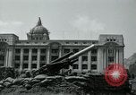 Image obusiers de 155 mm à côté du Capitol Building Séoul Corée du Sud, 1951, de la seconde 43 séquences d'archives historiques vidéo 65675032641