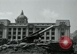 Image obusiers de 155 mm à côté du Capitol Building Séoul Corée du Sud, 1951, de la seconde 44 séquences d'archives historiques vidéo 65675032641