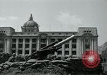Image obusiers de 155 mm à côté du Capitol Building Séoul Corée du Sud, 1951, de la seconde 46 séquences d'archives historiques vidéo 65675032641