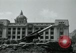 Image obusiers de 155 mm à côté du Capitol Building Séoul Corée du Sud, 1951, de la seconde 47 séquences d'archives historiques vidéo 65675032641